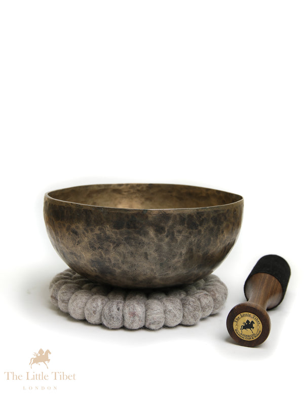 Antique Hammered Singing Bowl | E Note Third Eye Chakra – Deep Sound, 20cm - ATQ709