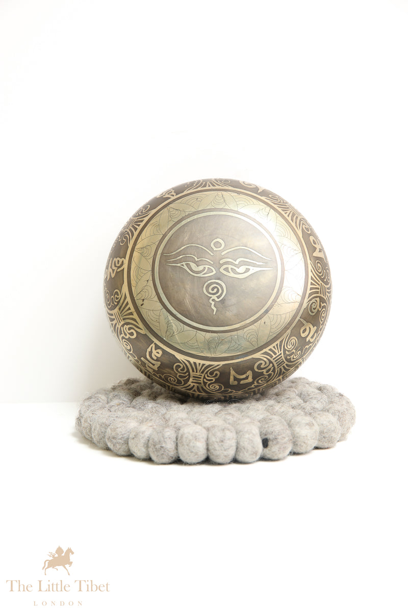 Tibetan singing bowl with Buddha's Wisdom Eyes - BZ424